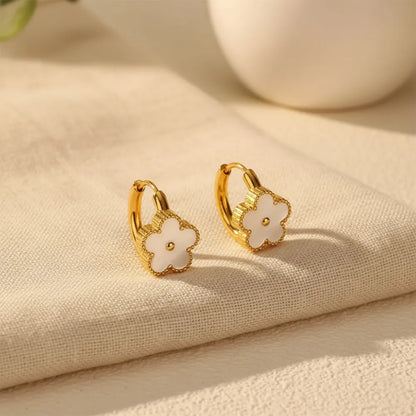 Daizy Charm anti-tarnish earrings feature a cute white flower design. Lightweight, durable, and skin-friendly