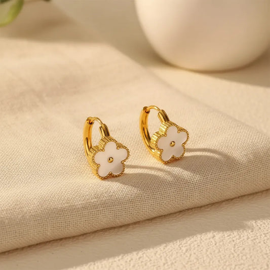 Daizy Charm anti-tarnish earrings feature a cute white flower design. Lightweight, durable, and skin-friendly