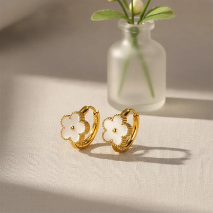Daizy Charm anti-tarnish earrings feature a cute white flower design. Lightweight, durable, and skin-friendly