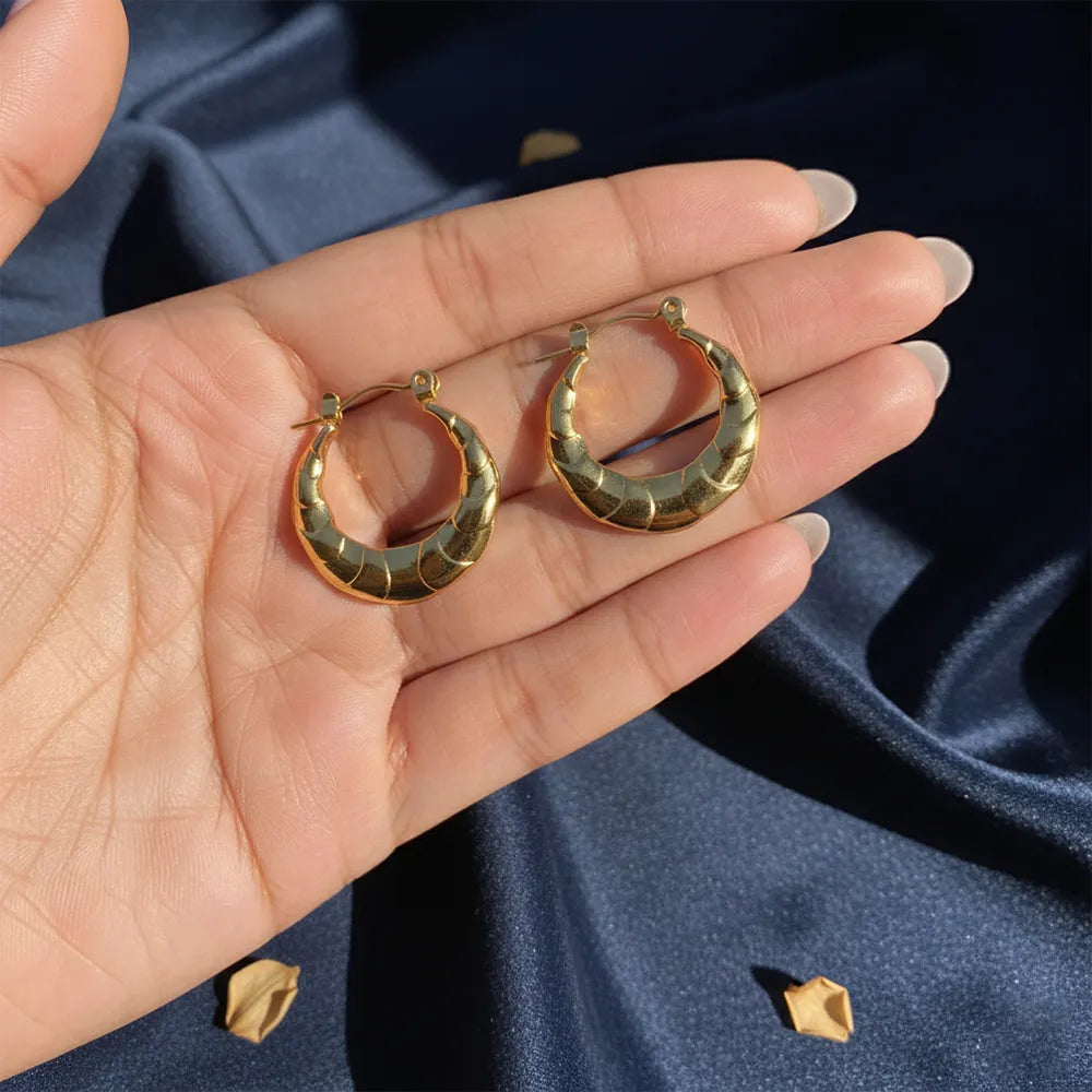  Anti-tarnish Gold Bali with a beautiful patterned design that adds a stylish touch to your everyday look. 