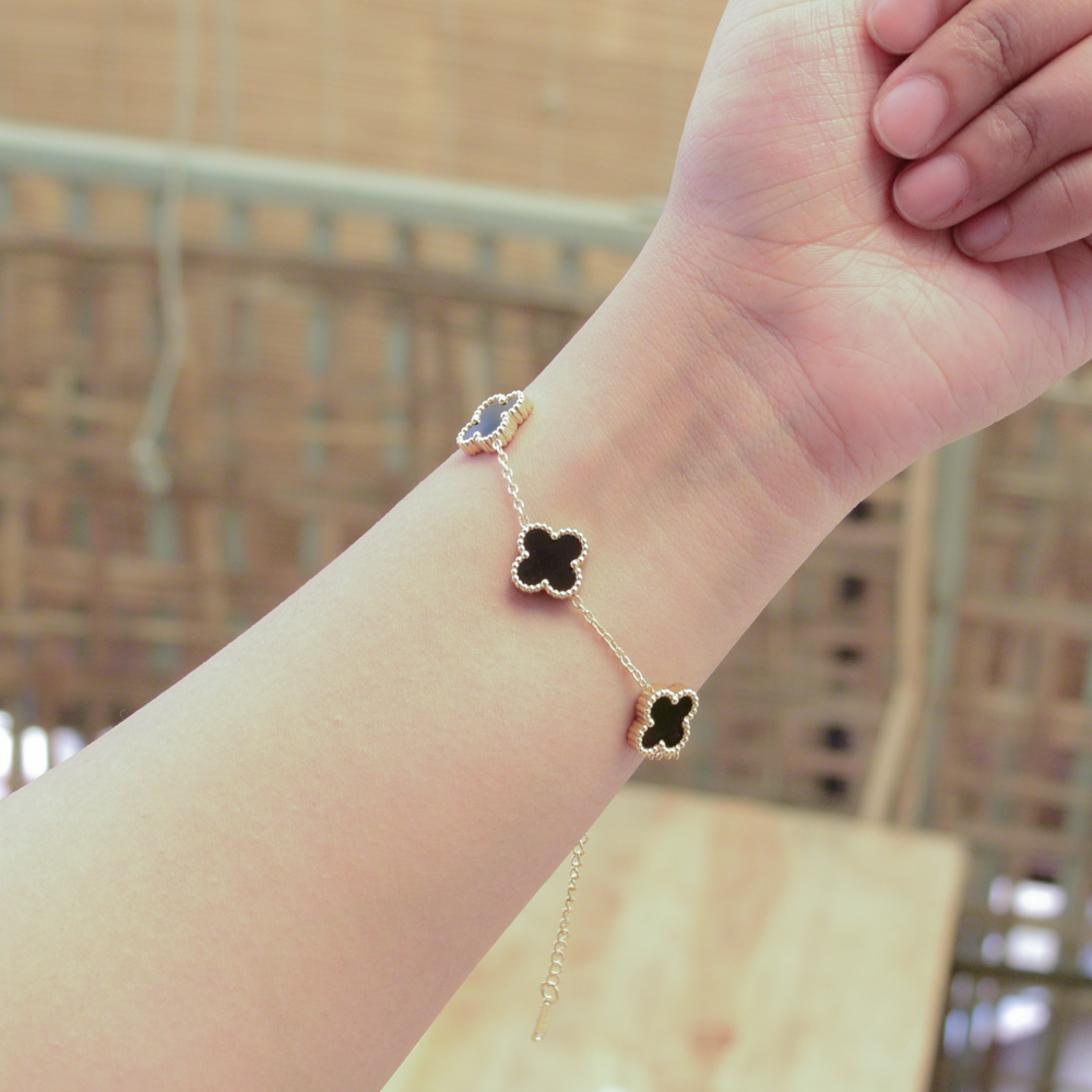 Black & White Clover Bracelet Image 3
