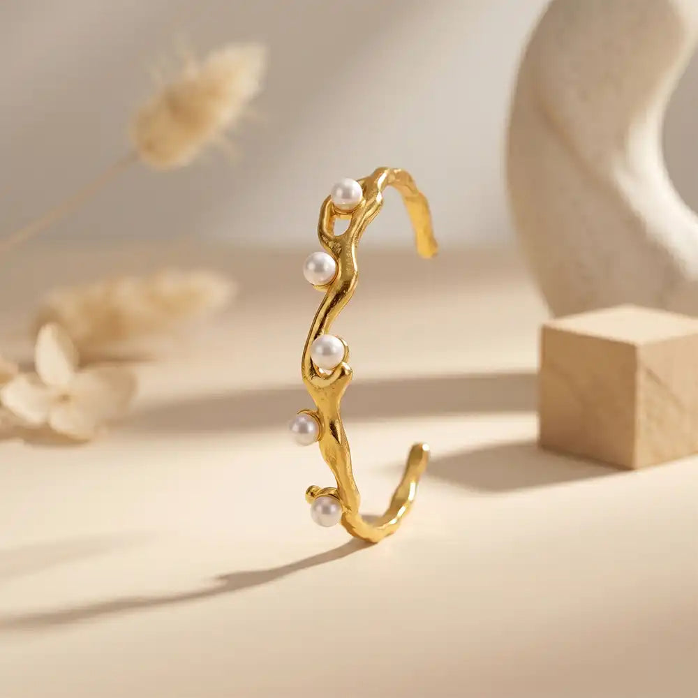 Waterproof anti tarnish pearl bracelet with warm sunlight shadow styling