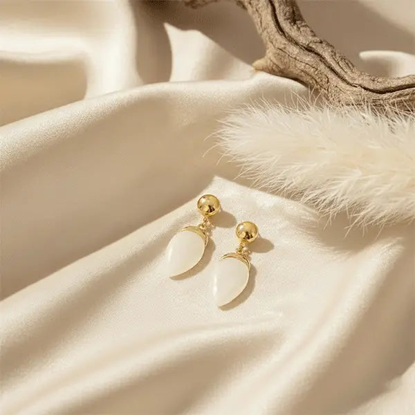 teardrop earrings, pearl earrings, gold earrings, aesthetic jewellery photo, anti-tarnish earrings